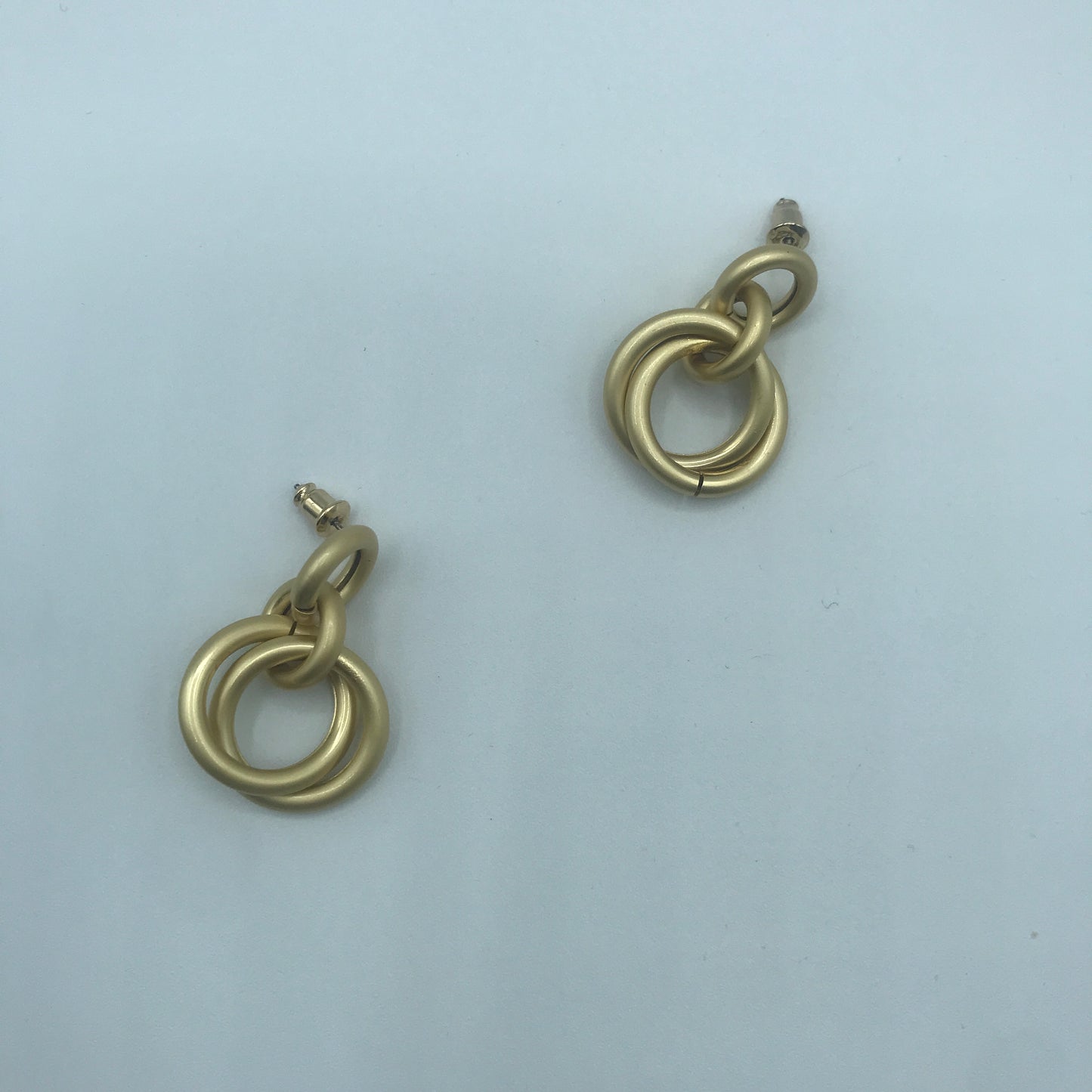 Linking crossed hoops earrings