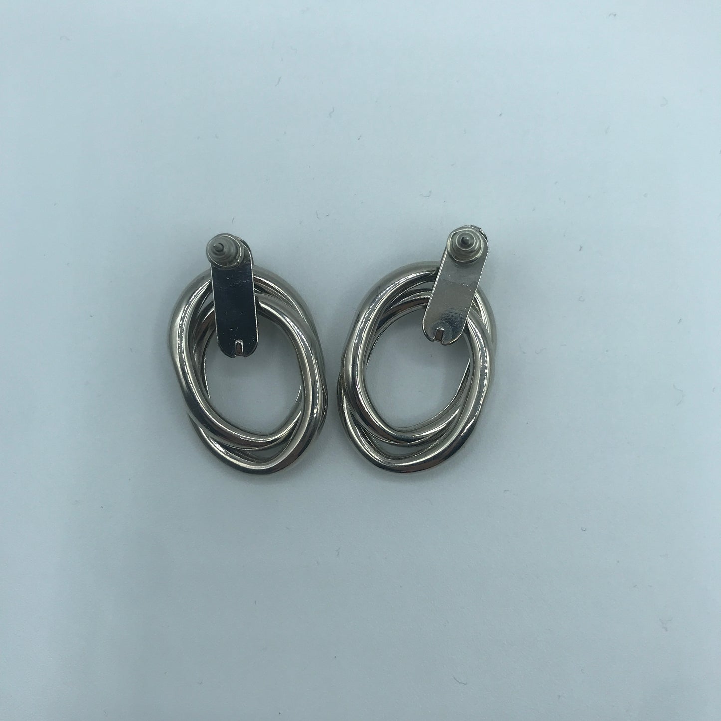 Crossed oval hoop earrings