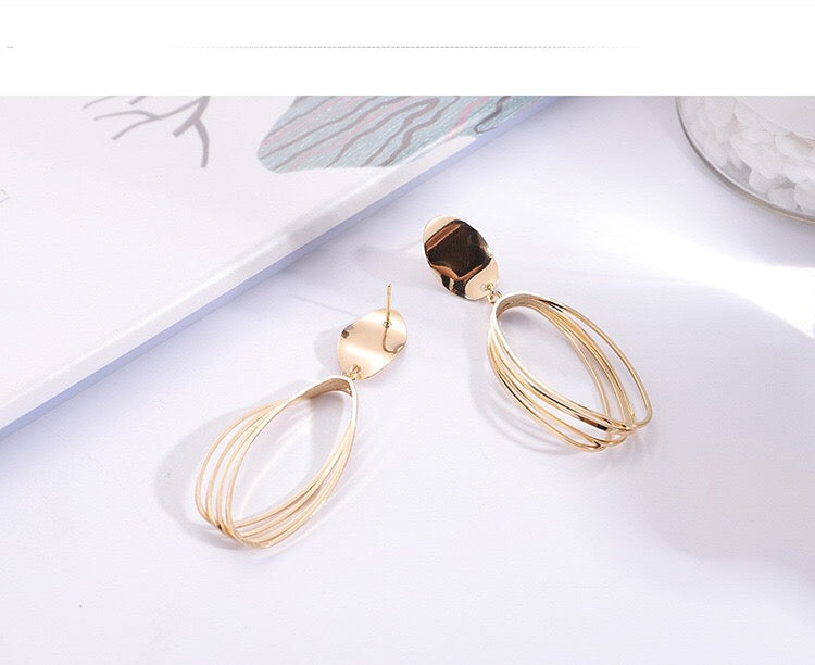 Curved Triple-lines Oval Earrings
