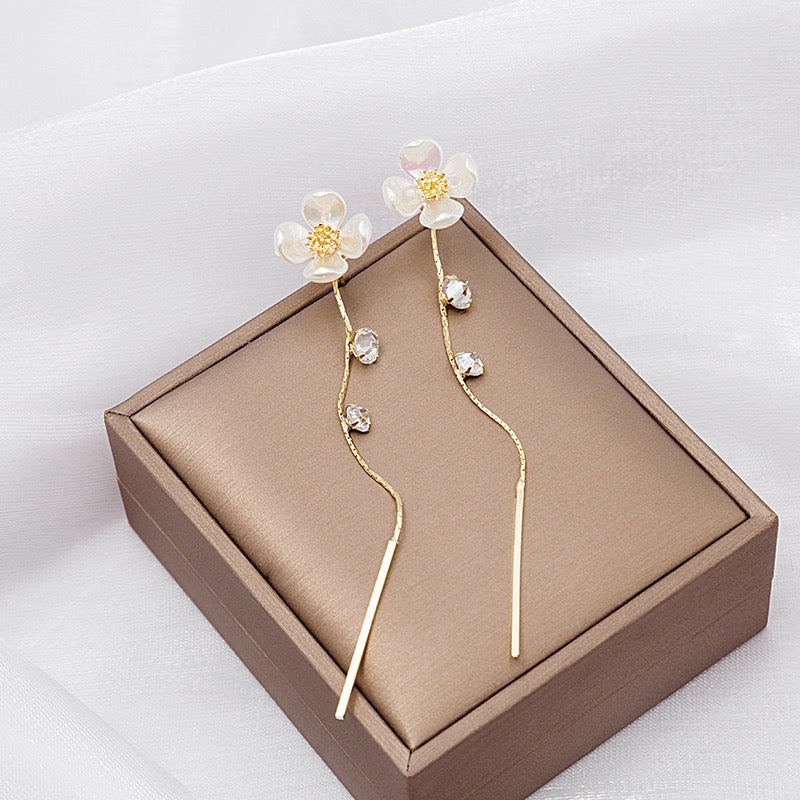 Shell Single Flower with ZirCon Tassel Earrings