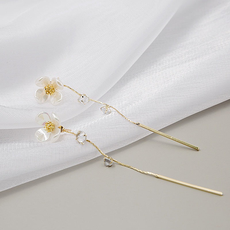 Shell Single Flower with ZirCon Tassel Earrings