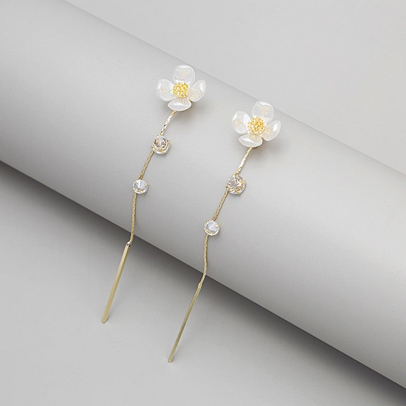 Shell Single Flower with ZirCon Tassel Earrings