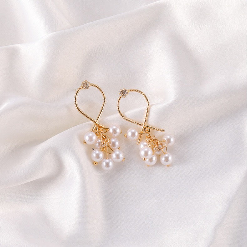 Crossover Design with Grape-Pearls Short Earrings