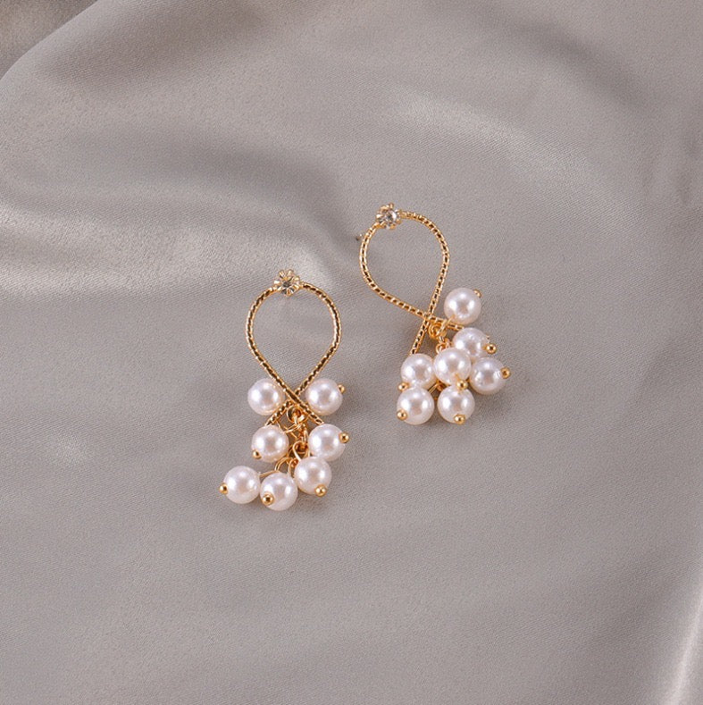 Crossover Design with Grape-Pearls Short Earrings