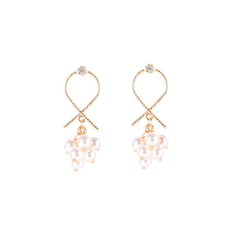 Crossover Design with Grape-Pearls Short Earrings