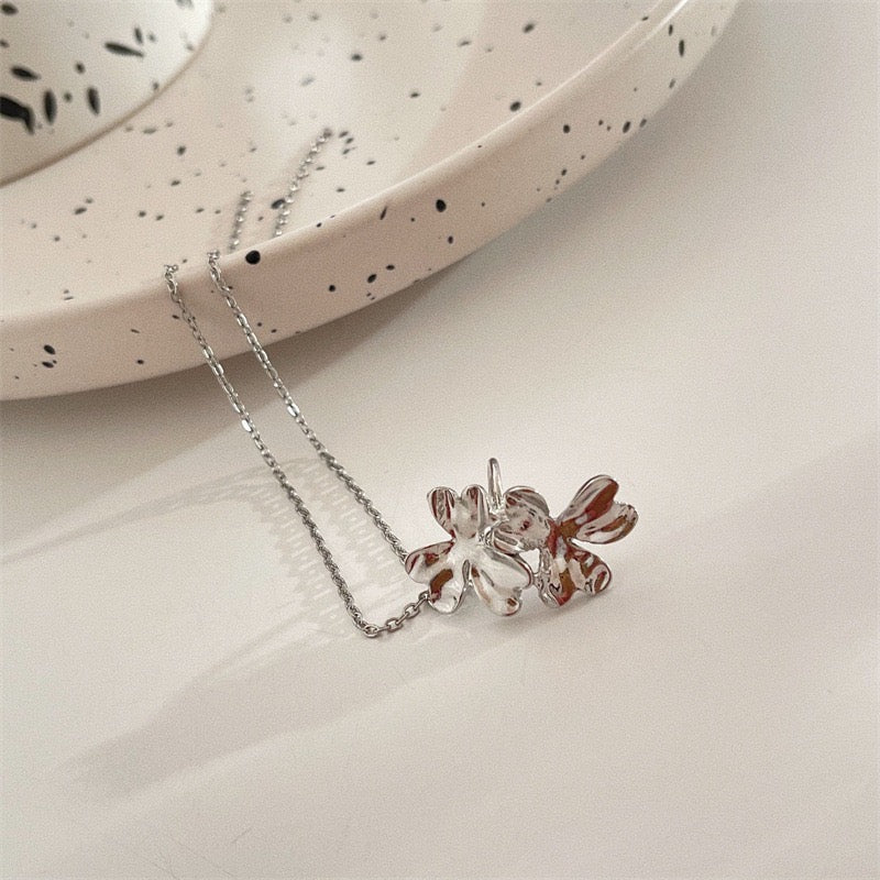 Single Metallic Two-Flower with Long Tassels Clip