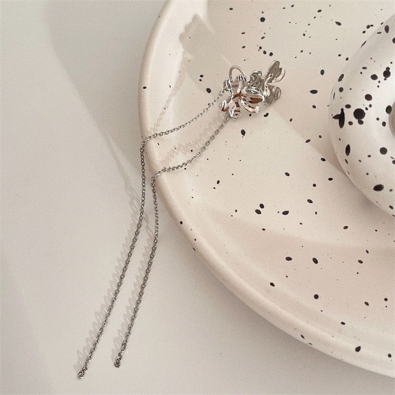 Single Metallic Two-Flower with Long Tassels Clip