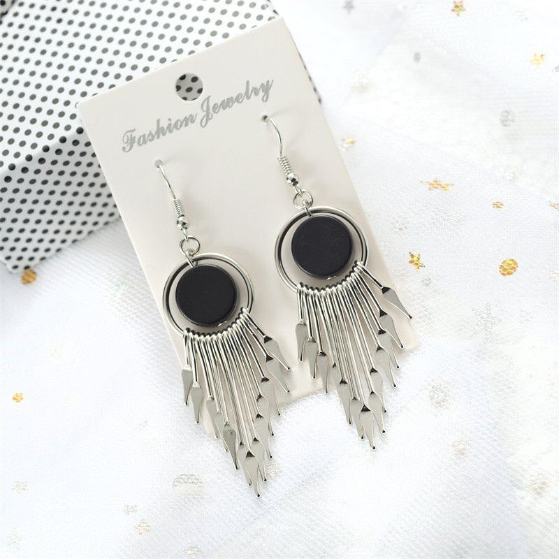 Vintage round v-shaped tassel earrings