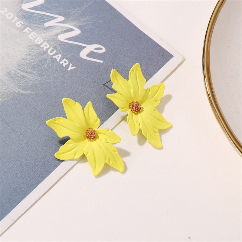Dramatic flower stud earrings