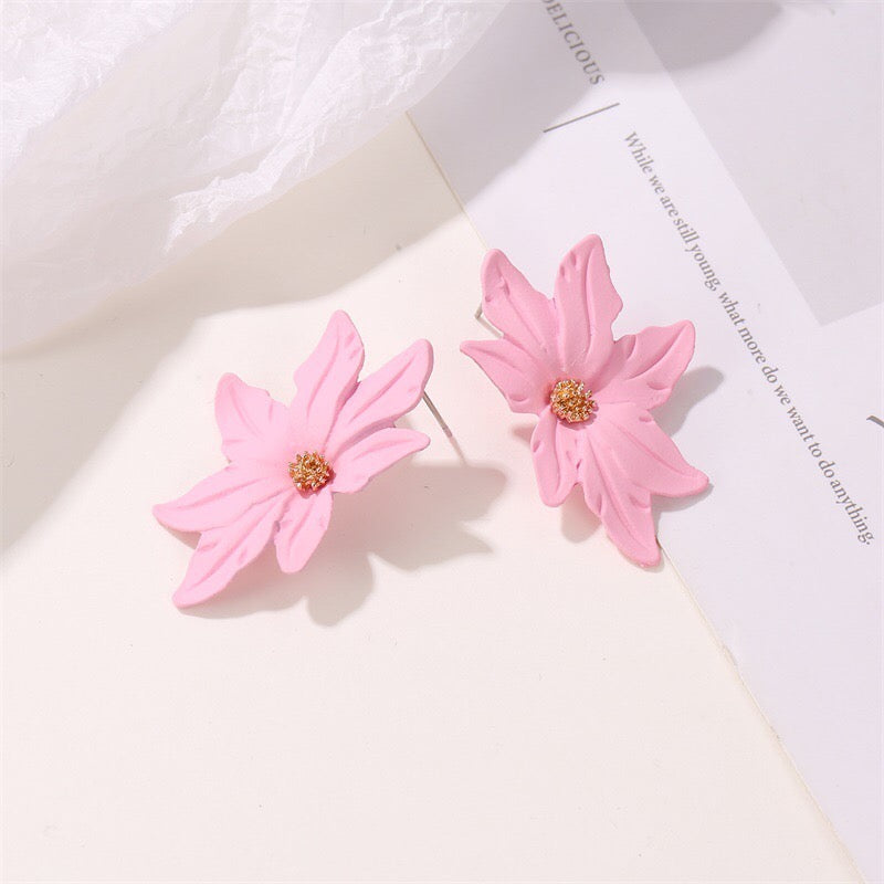 Dramatic flower stud earrings