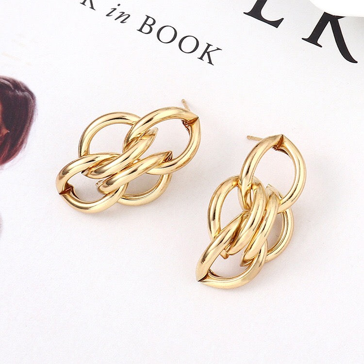Interlocking hoop earrings
