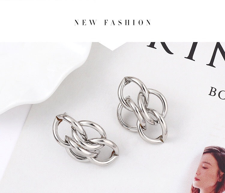 Interlocking hoop earrings