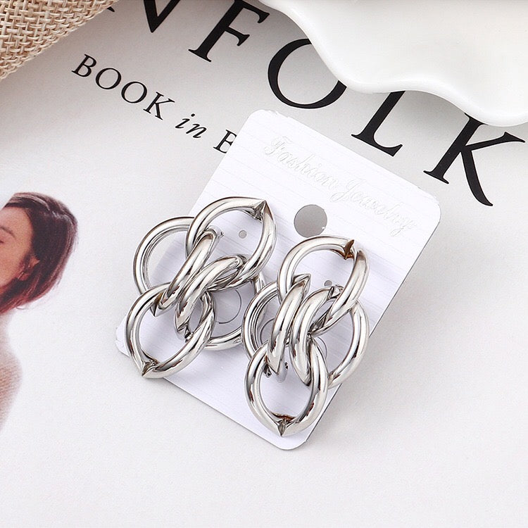 Interlocking hoop earrings