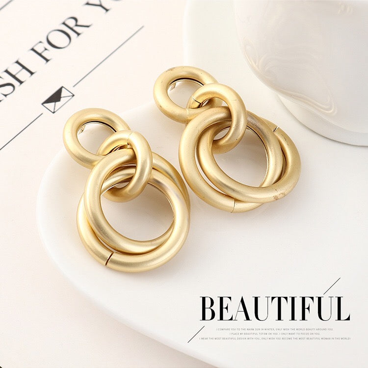 Linking crossed hoops earrings