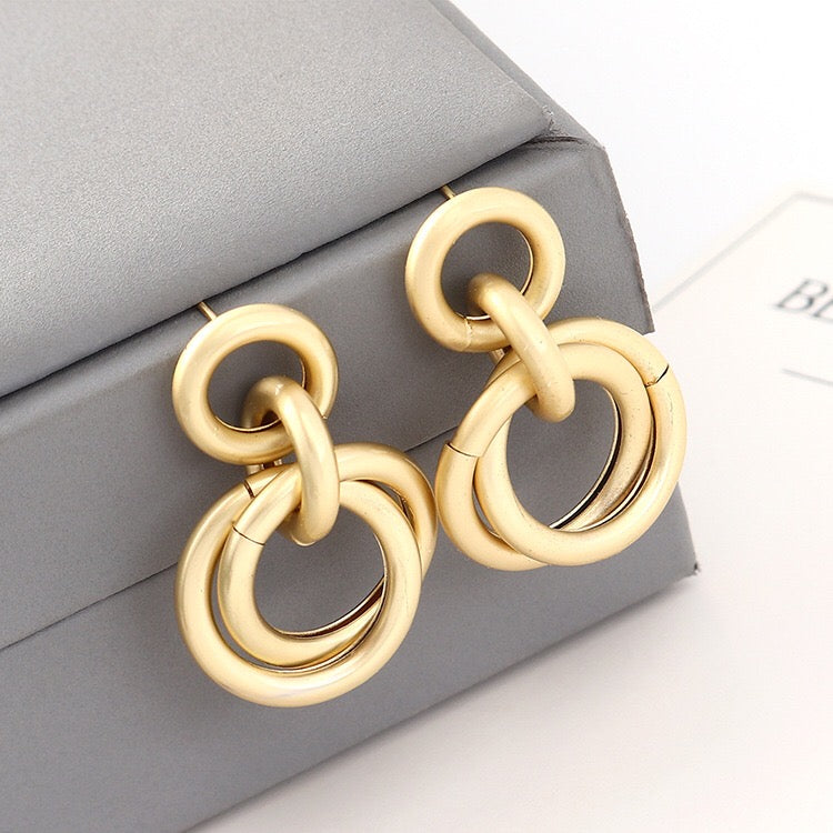 Linking crossed hoops earrings