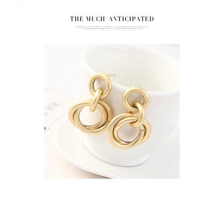 Linking crossed hoops earrings