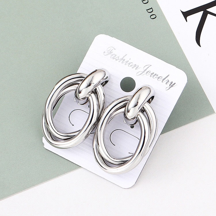 Crossed oval hoop earrings