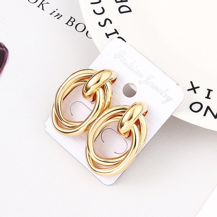Crossed oval hoop earrings