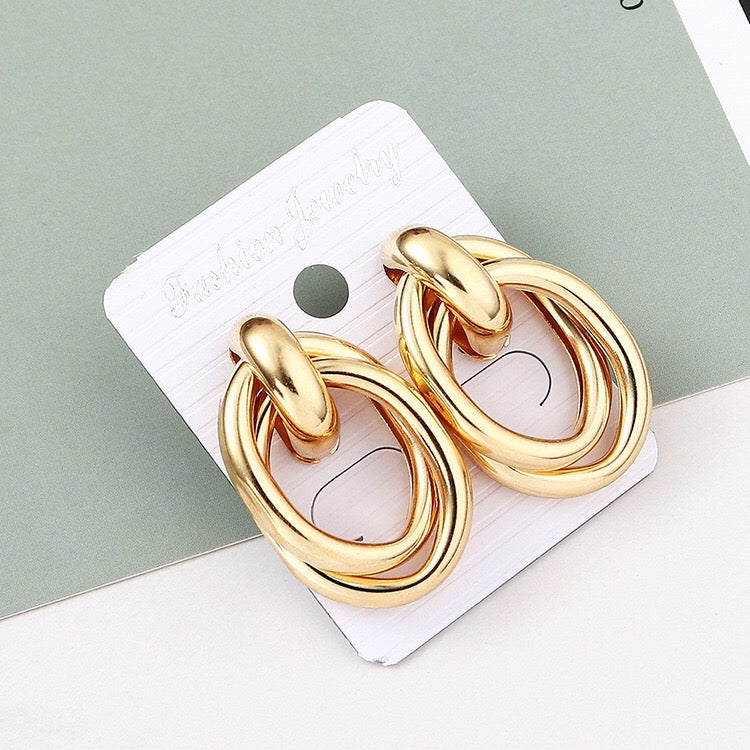 Crossed oval hoop earrings