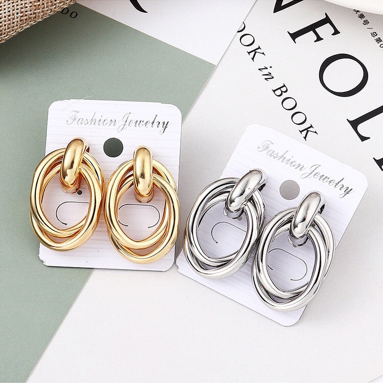 Crossed oval hoop earrings