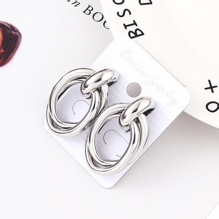 Crossed oval hoop earrings
