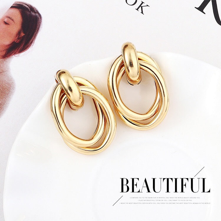 Crossed oval hoop earrings