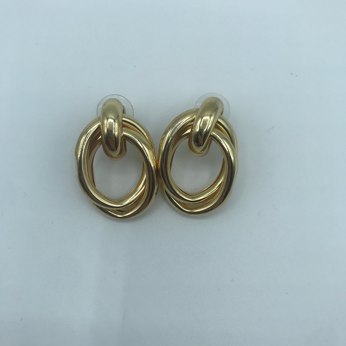 Crossed oval hoop earrings