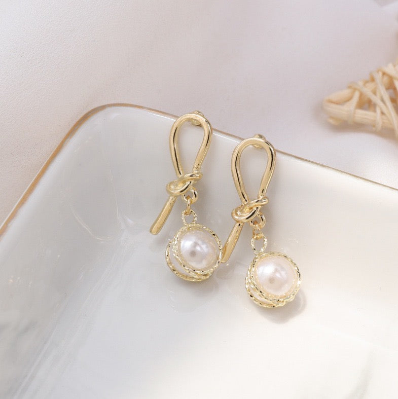 Knotted Gold Wired Single Pearl Short Earrings