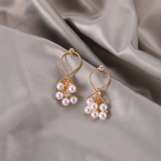 Crossover Design with Grape-Pearls Short Earrings