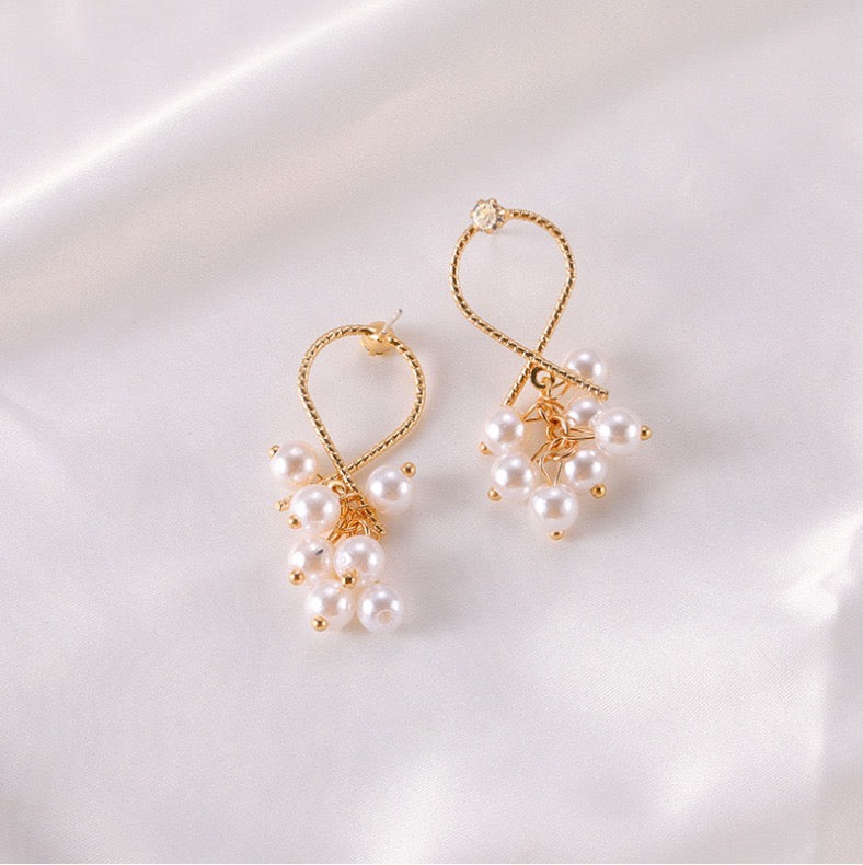 Crossover Design with Grape-Pearls Short Earrings