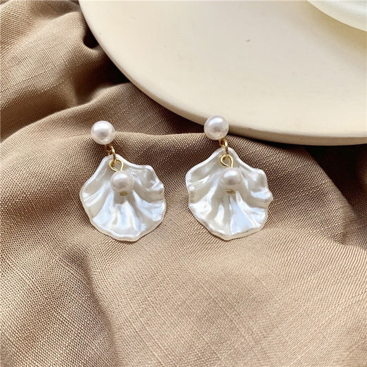 Single Shell with Pearl Short Earrings