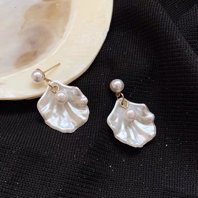 Single Shell with Pearl Short Earrings