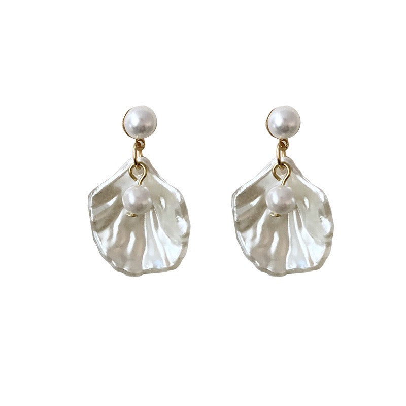 Single Shell with Pearl Short Earrings