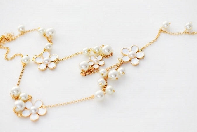Five-petal flower with pearl sweater necklace